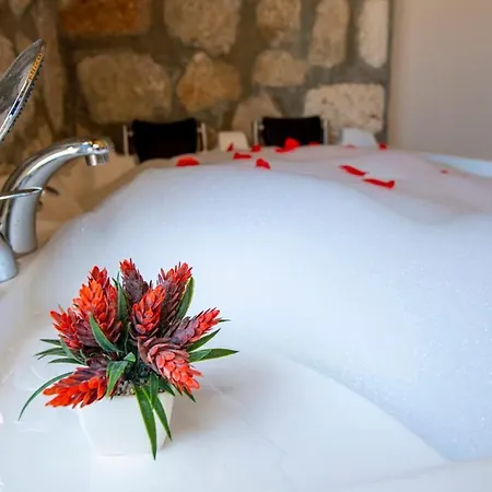 Oguz- 2 Bedroom Honeymoon Villa With Jacuzzi In Kalkan *
