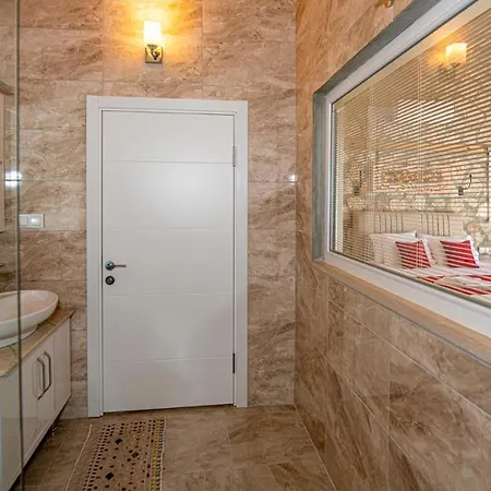 Oguz- 2 Bedroom Honeymoon Villa With Jacuzzi In Kalkan 빌라